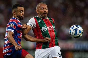 Caio Alexandre, de Fortaleza, y Enzo Borges, del Deportivo Maldonado, este jueves,, en el estadio Castelao en Fortaleza, Brasil. · Foto: Gobierno de Canelones