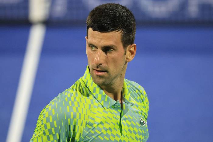Novak Djokovic reacciona durante su partido con el ruso Daniil Medvedev, en Dubái, el 3 de marzo de 2023. · Foto:  Karim Sahib, Afp