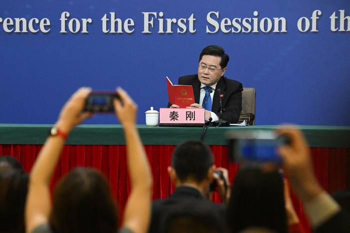 Qin Gang, ministro de Relaciones Exteriores de China, durante una conferencia de prensa en el Centro de Medios de la Asamblea Popular Nacional, el 7 de marzo, en Beijing. · Foto: Noel Celis, AFP