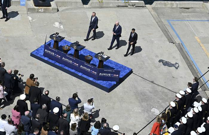 El primer ministro australiano, Anthony Albanese, el presidente estadounidense Joe Biden, y el primer ministro británico, Rishi Sunak, durante la cumbre AUKUS el 13 de marzo de 2023 en la base naval Point Loma en San Diego. · Foto: Jim Watson, AFP