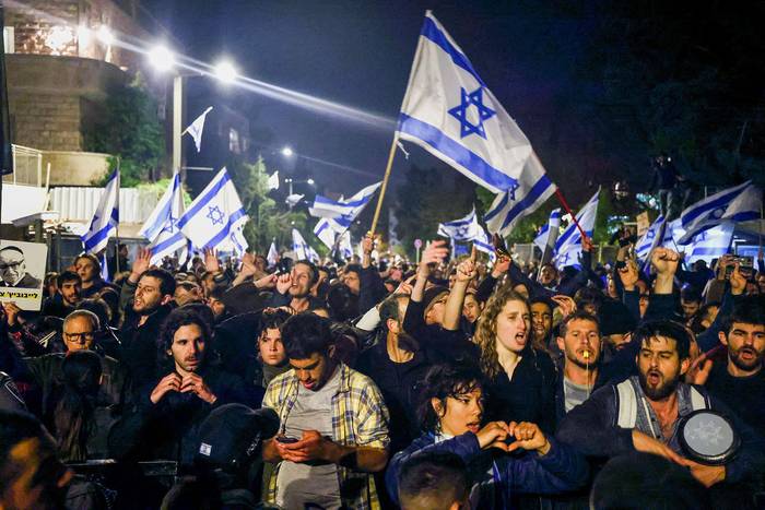 Manifestación contra las reformas judiciales del gobierno israelí, frente a la residencia del primer ministro Benjamin Netanyahu en Jerusalén (26.03.2023). · Foto: Ahmad Gharabli,  AFP