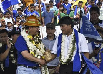 Luis Arce y Evo Morales durante el 28º aniversario del partido Movimiento al Socialismo, en Ivirgarzama, en la provincia rural cocalera de Chapare, departamento de Cochabamba, Bolivia (archivo, 2023). · Foto: Aizar Raldes, AFP