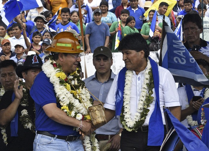 Luis Arce y Evo Morales durante el 28º aniversario del partido Movimiento al Socialismo, en Ivirgarzama, en la provincia rural cocalera de Chapare, departamento de Cochabamba, Bolivia (archivo, 2023). · Foto: Aizar Raldes, AFP
