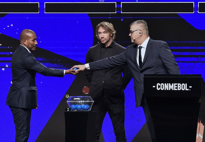 Frederico Nantes (d), Mauro Silva (i) y Diego Lugano, durante el sorteo de la Copa Sudamericana, en Luque, Paraguay (27.03.2023). · Foto: Norberto Duarte, AFP