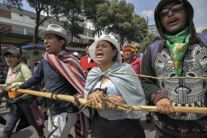 Indígenas durante una marcha hacia la Corte Constitucional reclamando juicio político contra el presidente ecuatoriano Guillermo Lasso, el 28 de marzo, en Quito. · Foto: Rodrigo Buendía, AFP