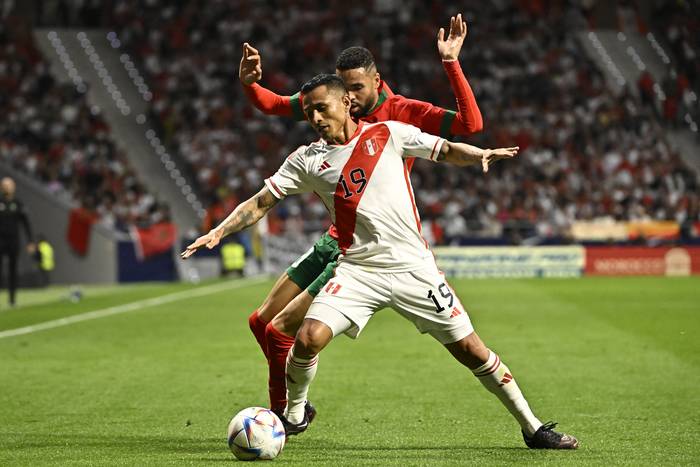 Yoshimar Yotún, de Perú, y Youssef En-Nesyri, de Marruecos, en el estadio Wanda Metropolitano, en Madrid.