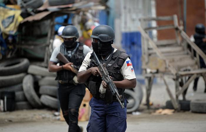 Policías patrullan el centro de Puerto Príncipe (25.04.2023). · Foto: Richard Pierrin, AFP
