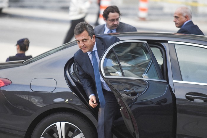 Sergio Massa, a su llegada a la sede del Banco de Desarrollo de América Latina (CAF), el 27 de abril, en Montevideo. Foto: Dante Fernández, AFP.