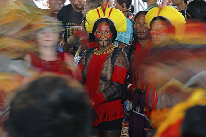 Integrantes de pueblos indígenas realizan un ritual previo a que el presidente brasileño, Luiz Inácio
Lula da Silva, hable en el Campamento Indígena Terra Livre en Brasilia. · Foto: Carl de Souza, AFP