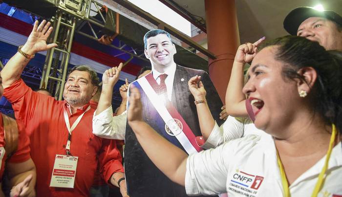 Partidarios del candidato presidencial paraguayo por el Partido Colorado, Santiago Peña, celebran, este domingo, después de conocer los primeros resultados de las elecciones generales y presidenciales en Asunción. · Foto: Daniel Duarte, AFP
