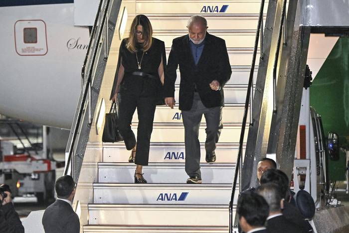 Rosângela da Silva y Luis Inácio Lula da Silva, a su arribo al aeropuerto de Hiroshima para asistir a la cumbre del G7. Foto: Ministerio de Relaciones Exteriores de Japón, AFP.