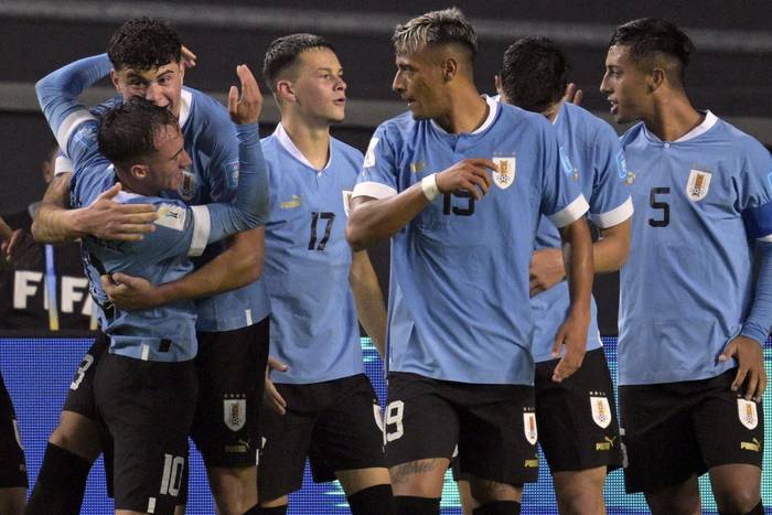 Los jugadores de la sub 20 de Uruguay, durante el partido con Irak el 22 de mayo en el estadio Único de La Plata. · Foto: Juan Mabromata,  AFP
