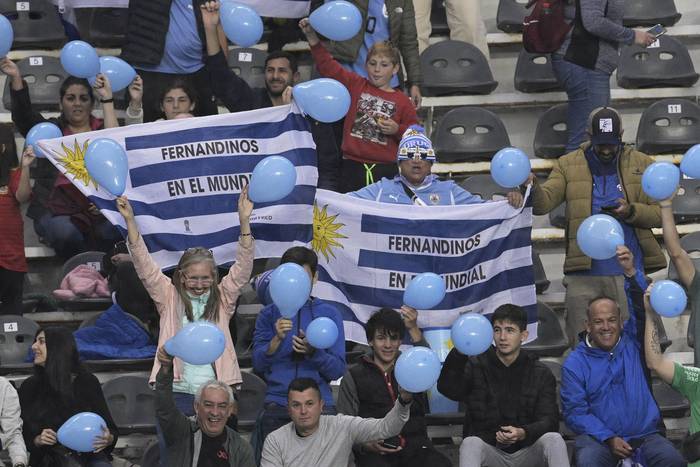 Hinchas de Uruguay durante el partido ante Inglaterra, el 25 de mayo, en el estadio Único Diego Maradona, en La Plata. · Foto: Juan Mambromata, AFP