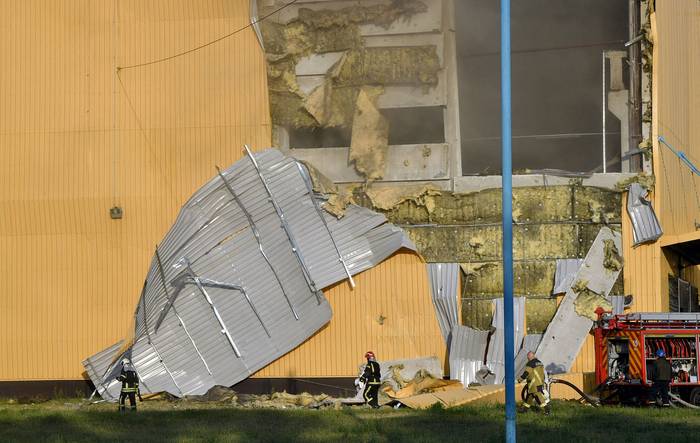 Instalación industrial después de un ataque masivo de drones rusos, este domingo, en Kiev. · Foto: Sergei Supinsky, AFP