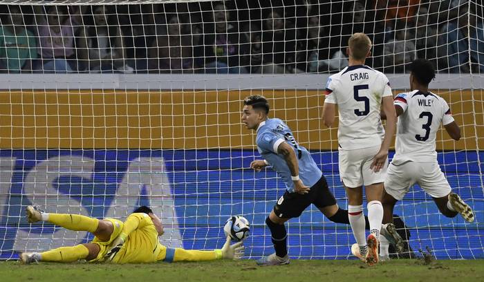 Anderson Duarte, de Uruguay, anota el primer gol a Estados Unidos, este domingo, en el estadio Madre de Ciudades en Santiago del Estero, Argentina. · Foto: Luis Robayo, AFP