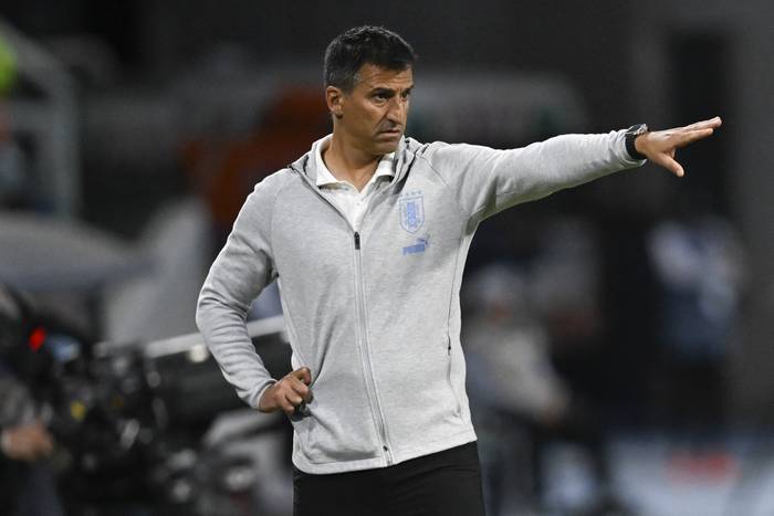 Marcelo Broli, director técnico de Uruguay, durante el partido ante Estados Unidos, en el estadio Madre de Ciudades de Santiago del Estero. · Foto: Luis Robaya, AFP