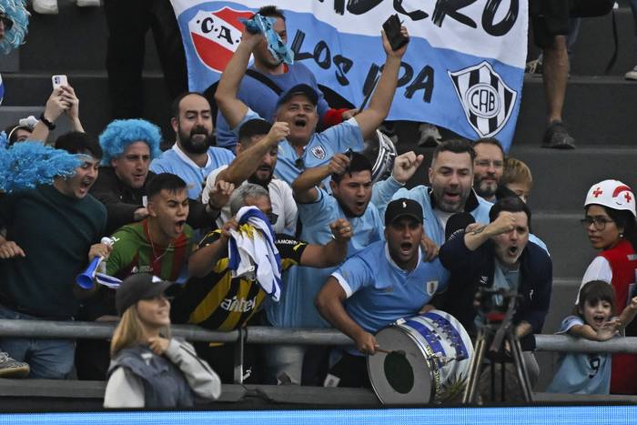 Hinchas de Uruguay en el estadio Diego Armando Maradona de La Plata. · Foto: Luis Robaya, AFP