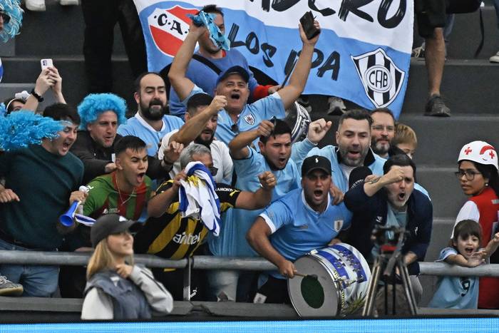 La hinchada uruguaya festeja el gol de Anderson Duarte a Israel, el 8 de junio en La Pata. · Foto: Luis Robayo, AFP