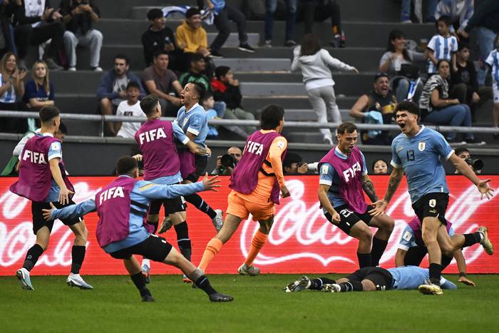 Los jugadores de Uruguay festejan el gol de Anderson Duarte a Israel, el 8 de junio en La Plata. · Foto: Luis Robayo, AFP