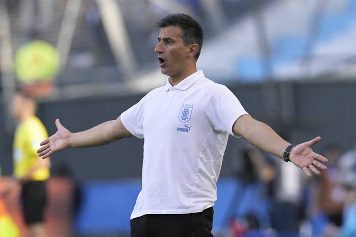 Marcelo Broli, director técnico de Uruguay, en el estadio Diego Armando Maradona de La Plata. · Foto: Juan Mambromata, AFP