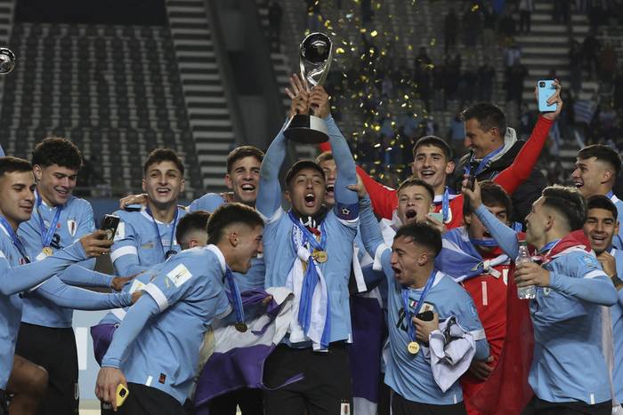 Los jugadores de Uruguay, tras recibir el trofeo de campeones del mundo sub 20, en el estadio Único Diego Armando Maradona de La Plata. · Foto: Alejandro Pagni, AFP