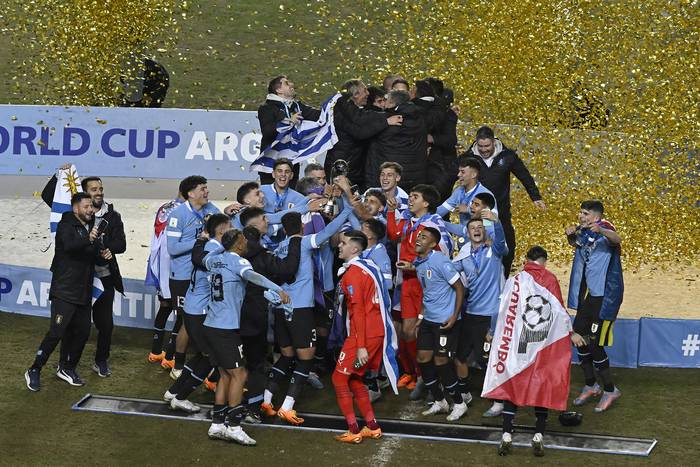 Los jugadores de Uruguay celebran con el trofeo después de derrotar a Italia y ganar la Copa Mundial Sub-20 Argentina 2023 en el Estadio Único Diego Armando Maradona en La Plata. · Foto: Luis Robayo, AFP