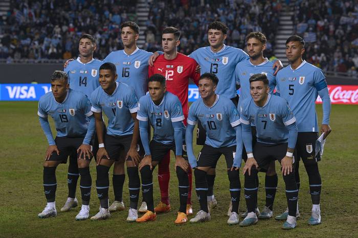 El plantel de Uruguay posa este domingo en el estadio Único de La Plata. · Foto: Luis Robayo, AFP