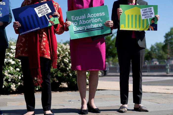 Miembros del Congreso de Estados Unidos, sostienen carteles que piden acceso equitativo al aborto en Capitol Hill, en Washington (archivo, abril de 2023). · Foto: Stefani Reynolds / AFP