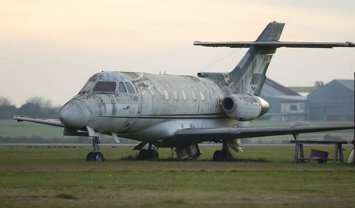 Un avión Hawker Siddeley HS-125 modelo 400B, usado en el Plan Cóndor, en el aeropuerto internacional Angel S. Adami en Melilla. · Foto: Pablo Porciúncula, AFP.