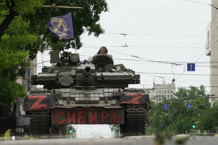 Miembros del grupo Wagner sentados encima de un tanque en una calle de la ciudad de Rostov del Don, el 24 de junio de 2023