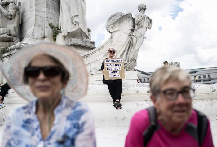 Manifestantes por el derecho al aborto se reúnen para conmemorar el primer aniversario del fallo de la Corte Suprema de los EE.UU. en el caso Dobbs v Women's Health Organization en Washington, DC el 24 de junio de 2023, en Washington. · Foto: Andrew Caballero Reynoso, AFP