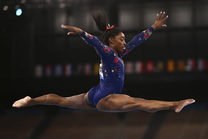 Simone Biles, en la barra de equilibrio, durante los Juegos Olímpicos de Tokio, el 25 de julio de 2021, en el centro de gimnasia Ariake. · Foto: Loic Venance, AFP