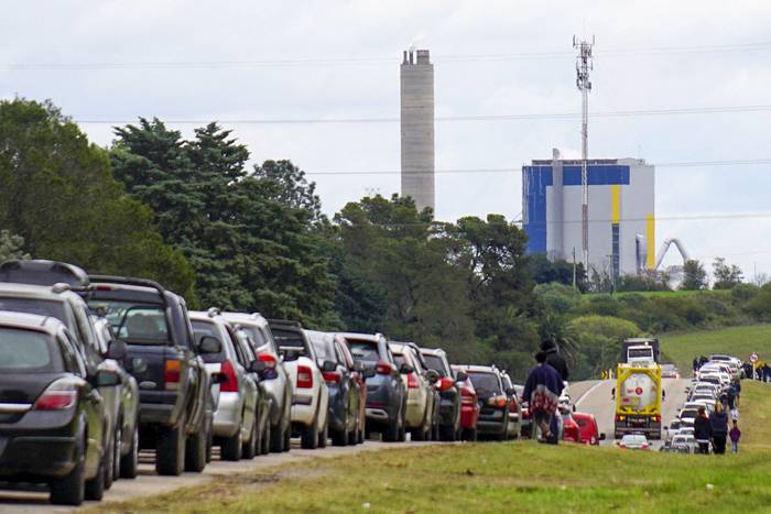 Cola de vehículos para pasar el puente internacional San Martín, el 15 de julio, en Fray Bentos. · Foto: Leonardo Graiño Rainusso, AFP