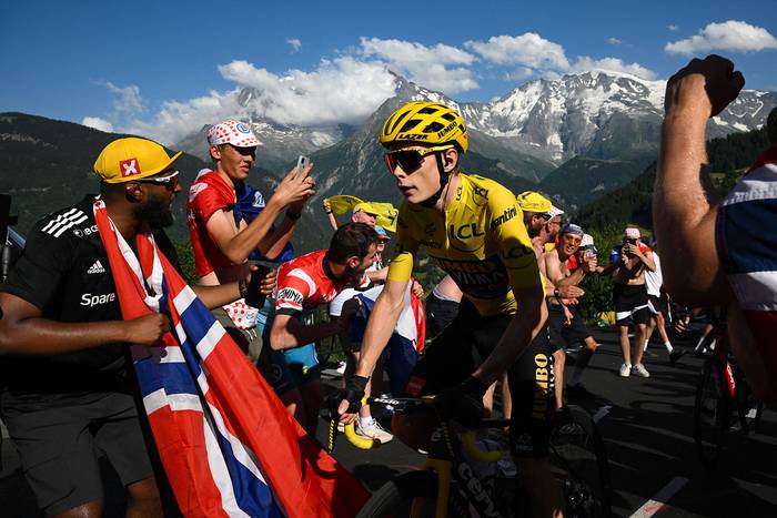 El ciclista danés Jonas Vingegaard recorre el ascenso final de Saint-Gervais-les-Bains, este domingo, en el  Tour de Francia. · Foto: Marco Bertorello, AFP