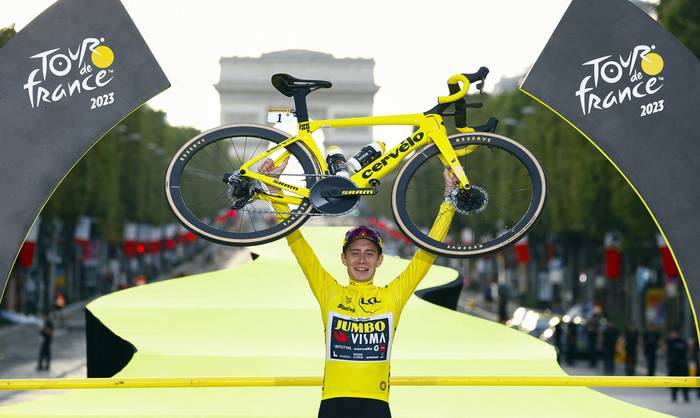 El ciclista danés Jonas Vingegaard este domingo en los Campos Elíseos en París, el 23 de julio de 2023. · Foto: Etienne Garnier, AFP