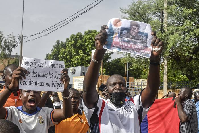 Partidarios del general golpista Abdourahamane Tiani manifestándose este domingo, en Niamey, capital de Níger. · Foto: AFP
