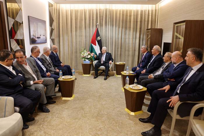 El presidente palestino, Mahmud Abbas (C), y una delegación del Frente Popular para la Liberación de Palestina, en Al-Alamein, Egipto. · Foto: Thaer Ghanaim, PPO, AFP