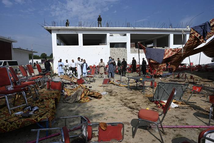 Personal de seguridad examina el sitio de la explosión en el distrito de Bajaur de la provincia de Khyber-Pakhtunkhwa, el 31 de julio. · Foto: Abdul Majeed, AFP 