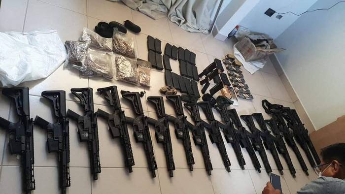 Armas y drogas incautadas  por la policía antinarcóticos durante una operación para tratar de arrestar al uruguayo Sebastián Marset, en Santa Cruz, Bolivia, el 30 de julio de 2023. · Foto: Ministerio de Gobierno de Bolivia