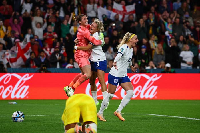 Las jugadoras de Inglaterra celebran su victoria ante Nigeria, por los octavos de final de la Copa Mundial Femenina de Australia y Nueva Zelanda 2023, el 7 de agosto, en el Brisbane Stadium en Brisbane, Australia. · Foto: Patrick Hamilton, AFP