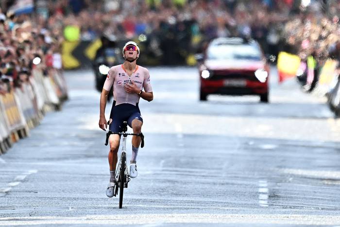 Mathieu van der Poel, de Holanda, después de ganar la carrera Elite Road Race masculina en el Campeonato Mundial de Ciclismo, este domingo, en Edimburgo, Escocia. · Foto: Oli Scarf, AFP