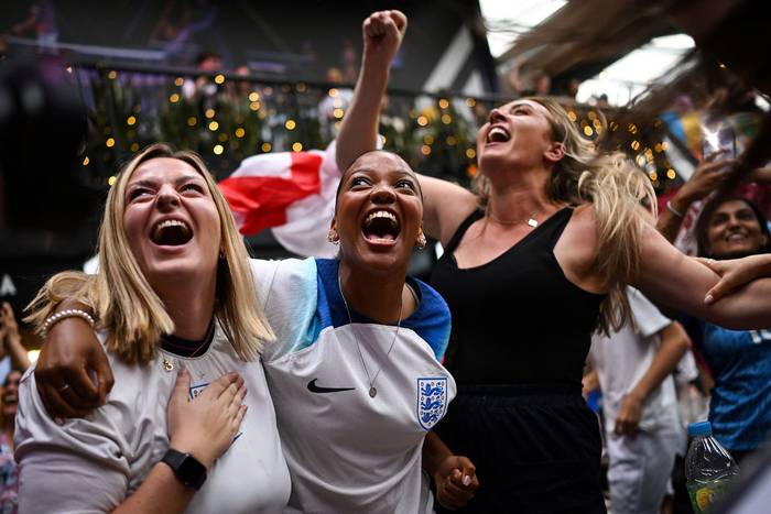 Hinchas inglesas celebran el tercer gol ante Australia, el 16 de agosto, en una pantalla en Boxpark Wembley, en Londres. · Foto: Justin Tallis, AFP