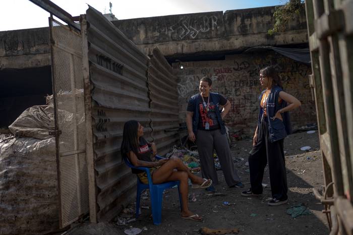 Visita de un equipo de salud a un campamento para personas sin hogar debajo de un viaducto en los suburbios de Río de Janeiro, Brasil (archivo, julio de 2023). · Foto: Mauro Pimentel, AFP