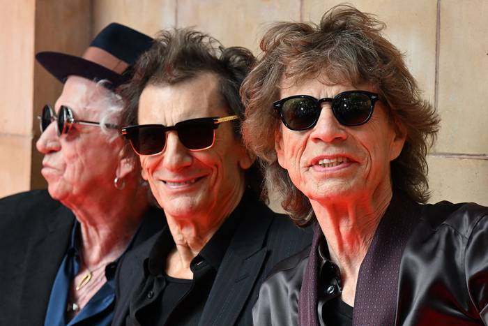 Keith Richards, Ron Wood y Mick Jagger, de los Rolling Stones, en el evento de lanzamiento de su nuevo álbum, _Hackney Diamonds_, en el Hackney Empire, el 6 de setiembre, en Londres. · Foto: Daniel Leal, AFP