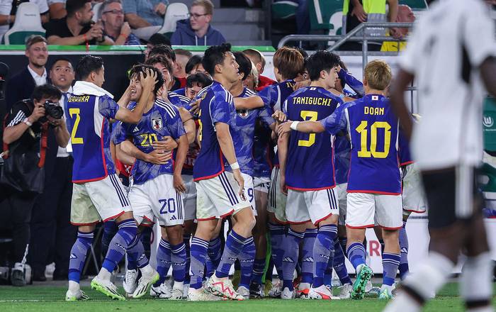 Los jugadores japoneses tras un gol a Alemania, el sábado, en el Volkswagen Arena de Wolfsburg, Alemania. · Foto: Ronny Hartmann, AFP