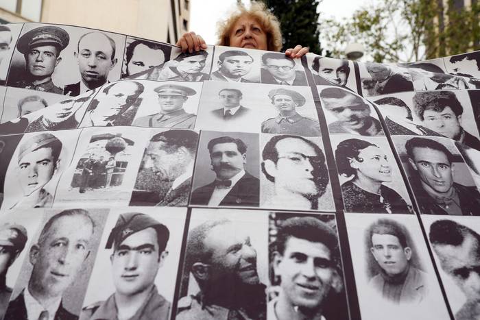 Fotografías de víctimas de la dictadura de Franco frente a un juzgado de Madrid, el 15 de setiembre. · Foto: Pierre Philippe Marcou, AFP