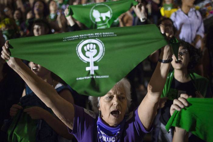 Activistas a favor de la legalización del aborto, en Río de Janeiro, Brasil (archivo, agosto de 2022).