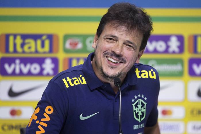 El entrenador de Brasil, Fernando Diniz, durante una conferencia de prensa, en Río de Janeiro (23.09.2023). · Foto: Daniel Ramalho, AFP