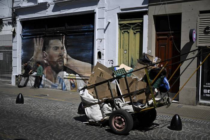Carro de recolector clasificador en Buenos Aires. · Foto: Luis Robayo, AFP