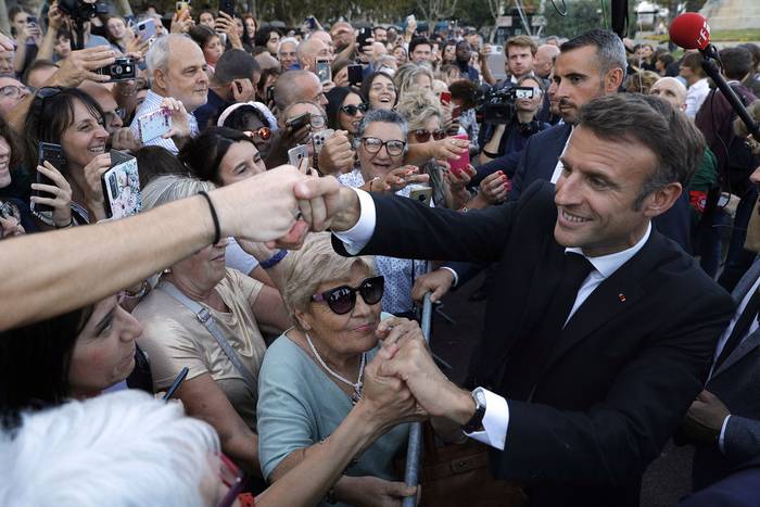 Emmanuel Macron saluda durante una ceremonia que conmemora el 80º aniversario de la liberación de Córcega, en Bastia (28.09.2023). · Foto: Pochard-Casabianca, AFP